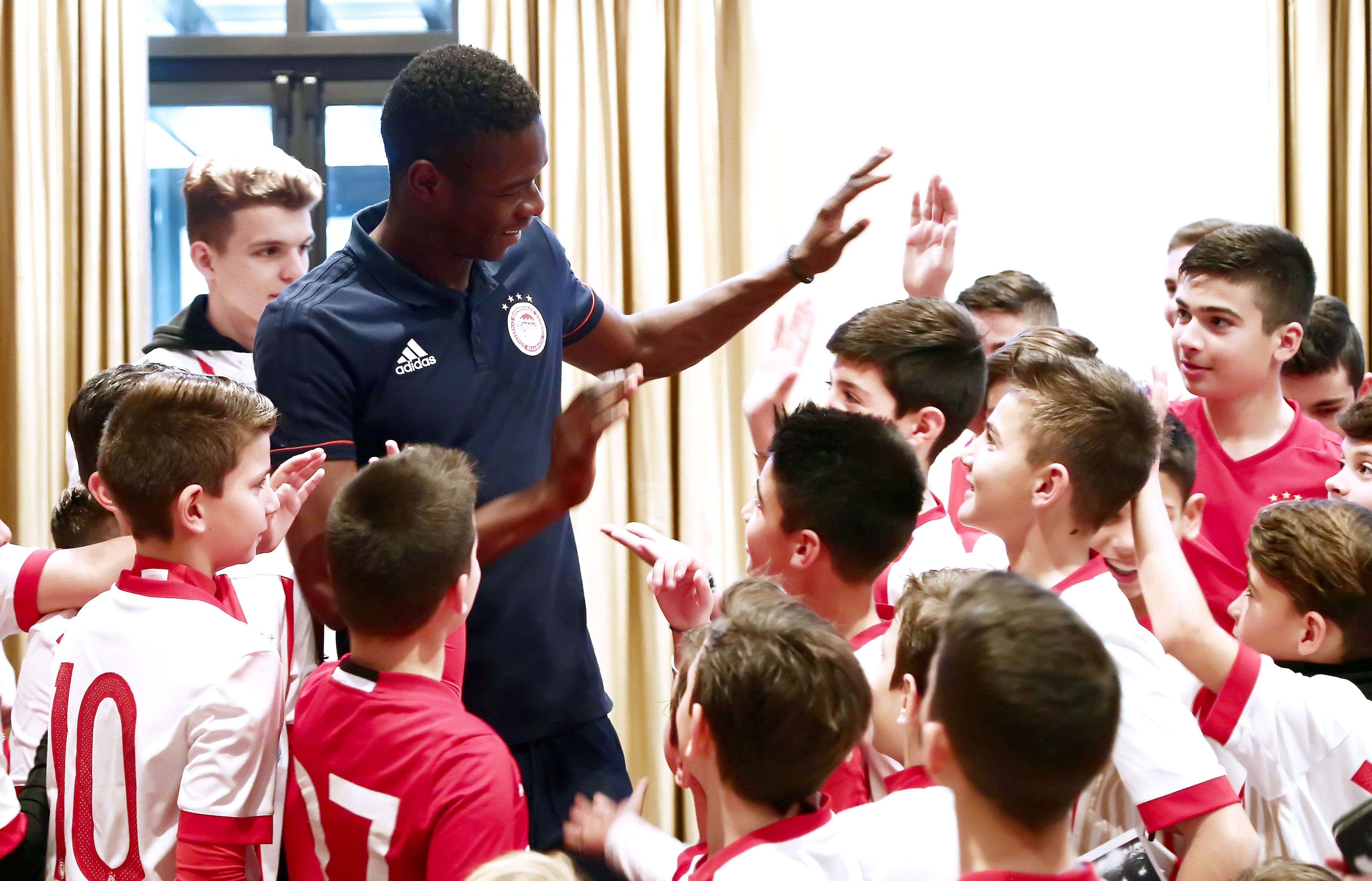 Thessaloniki's school of football visits the players of first team