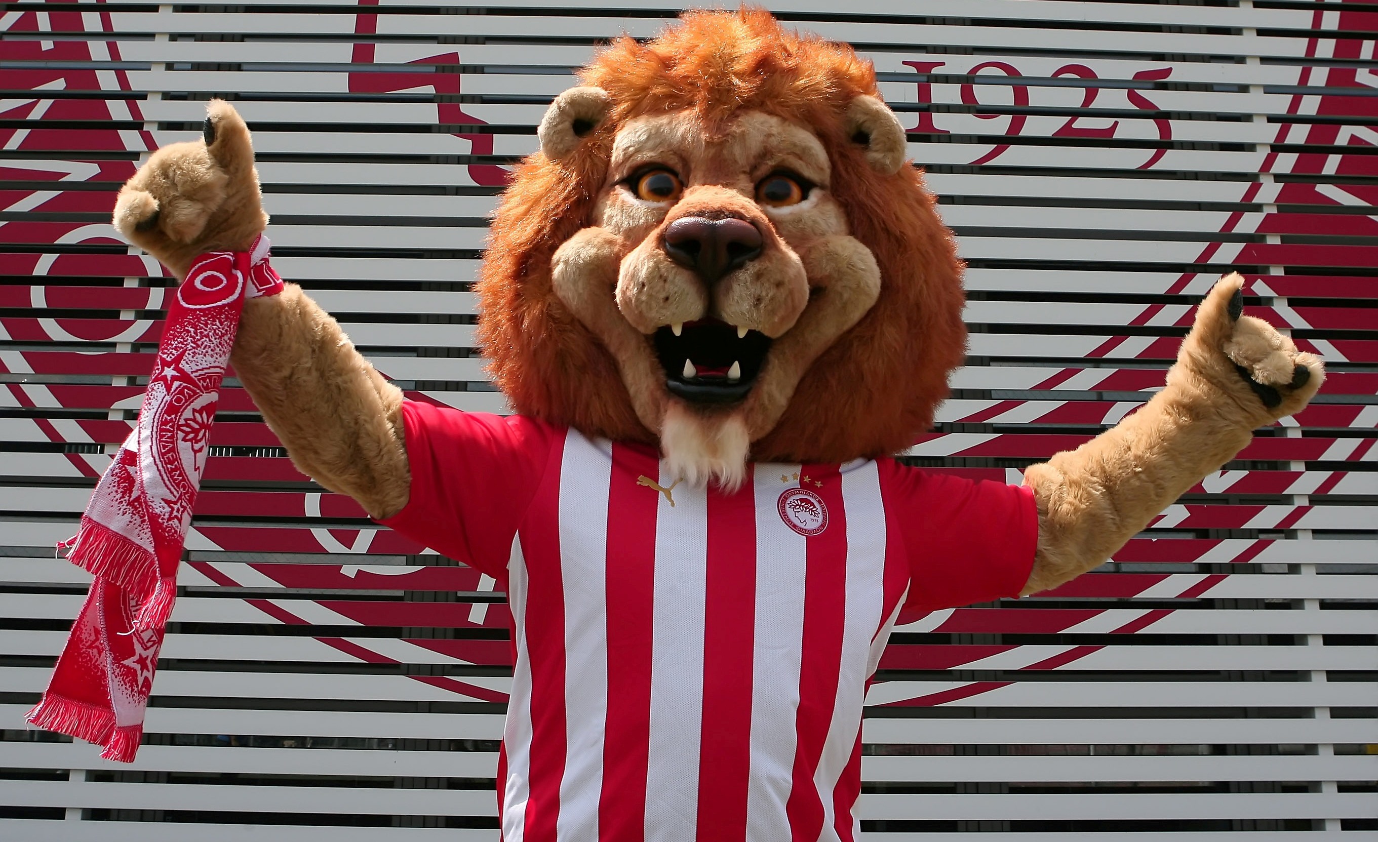 Επίσημο ντεμπούτο και για Λεόνε