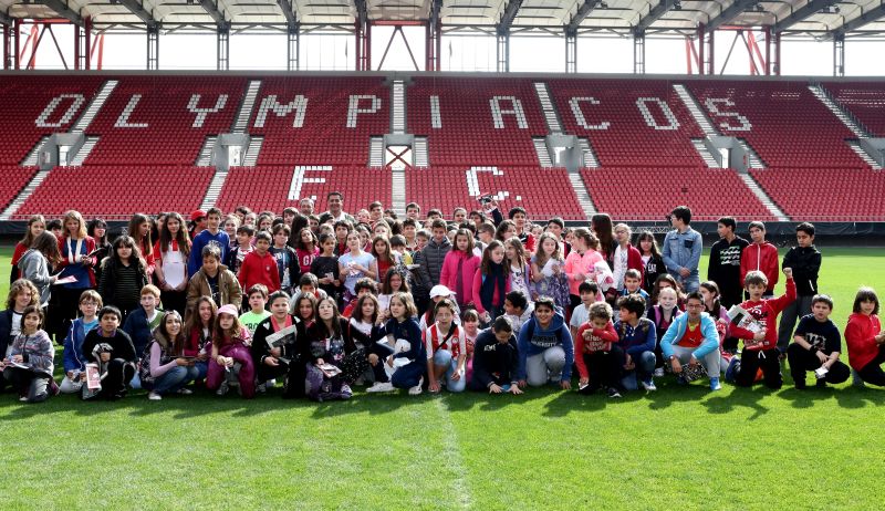 Αγκαλιά με τα παιδιά για τη φιέστα!