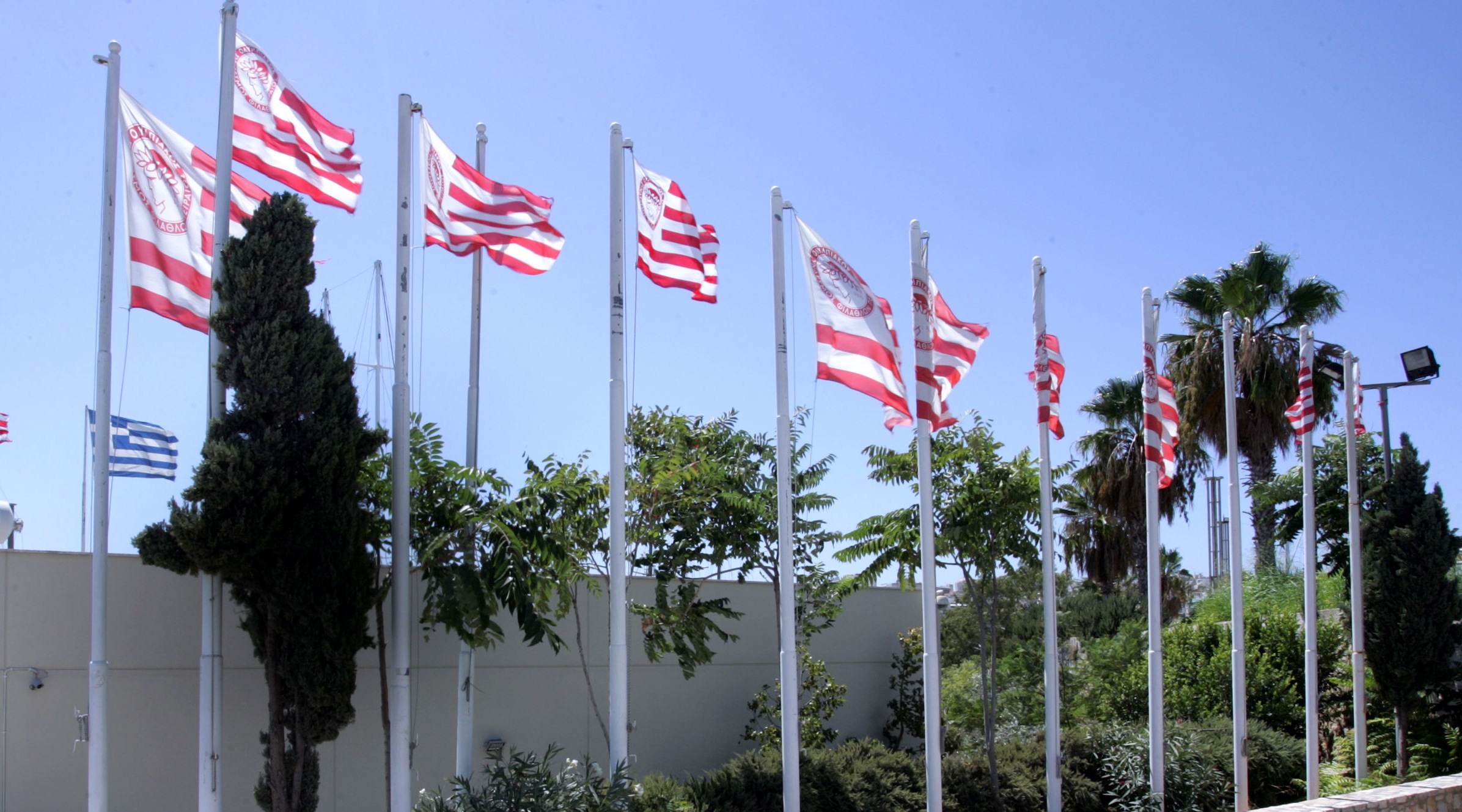 Evento de corte de torta del Año Nuevo para la sección de fútbol