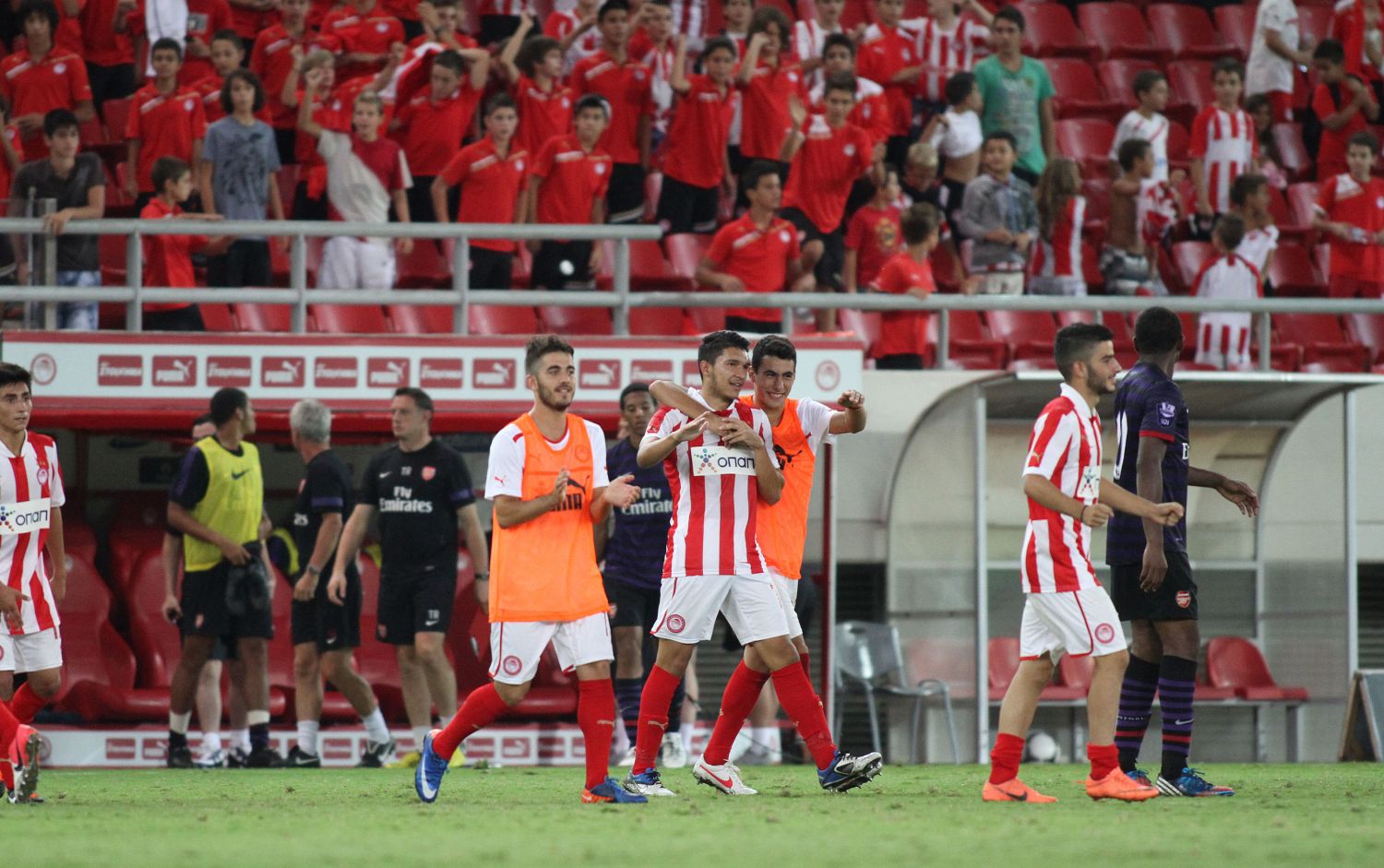 Όλοι κοντά στην ομάδα Νέων!