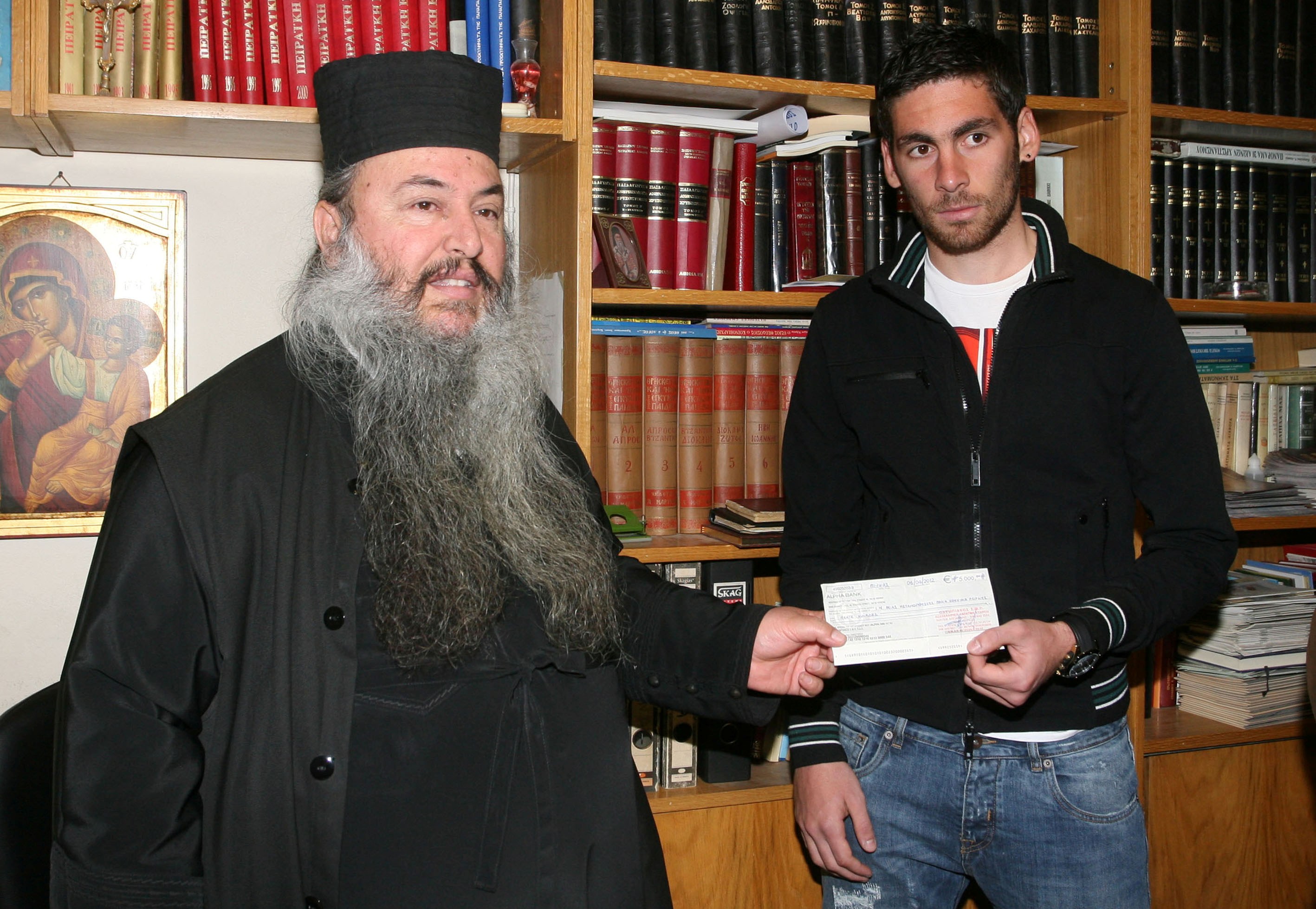 Olympiacos F.C. players close to our fellow citizens