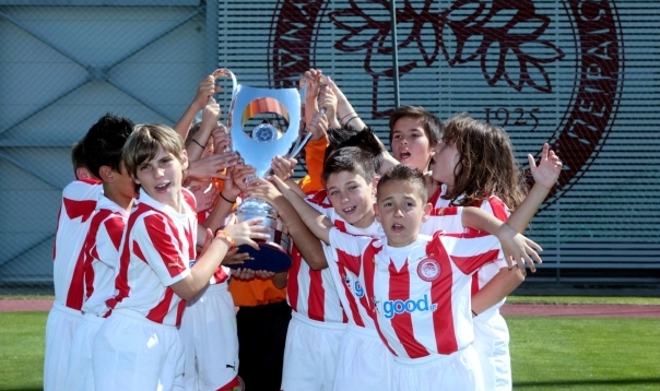Οι μικροί “ερυθρόλευκοι” με το τρόπαιο του τελικού