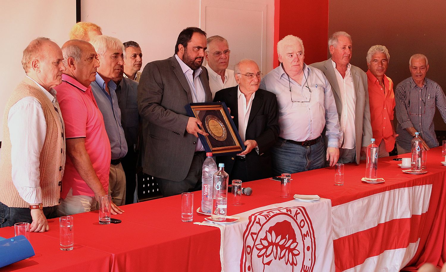 El Presidente al lado de los Veteranos