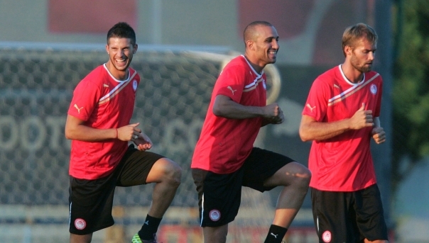 Mellberg, Mirallas y Maniatis se entrenan con el grupo