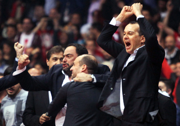 Μια «ερυθρόλευκη» γροθιά