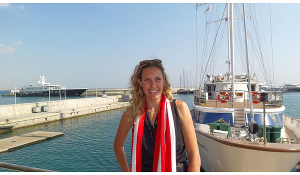 Ερυθρόλευκη η Κάταλιν Κις