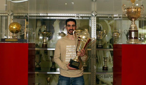 Στα ερυθρόλευκα και πάλι ο σπουδαίος Βασίλης Κουρνέτας