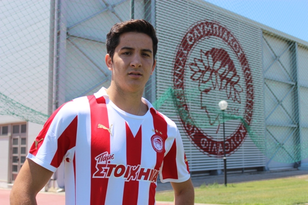 Kostas Manolas signs with OLYMPIACOS F.C.
