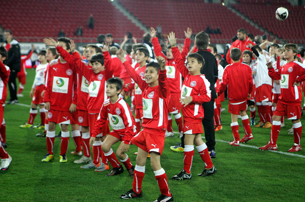 ΤΟΥΡΝΟΥΑ “CHRISTMAS MEETING” στις 3-5 Ιανουαρίου 2012 στη Σχολή  Ποδοσφαίρου ΟΛΥΜΠΙΑΚΟΥ στην Παλλήνη