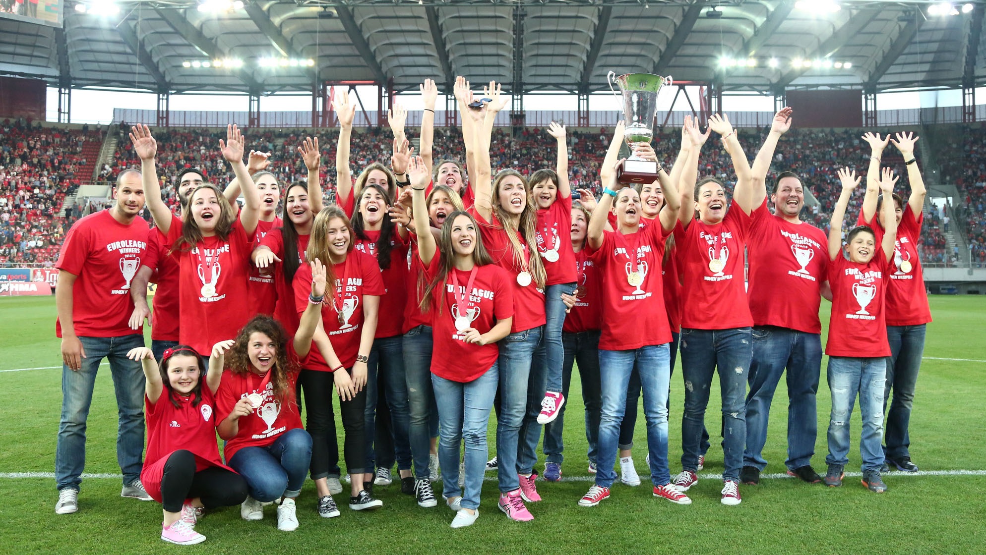 Αποθέωση για τα κορίτσια του πόλο και του βόλεϊ!