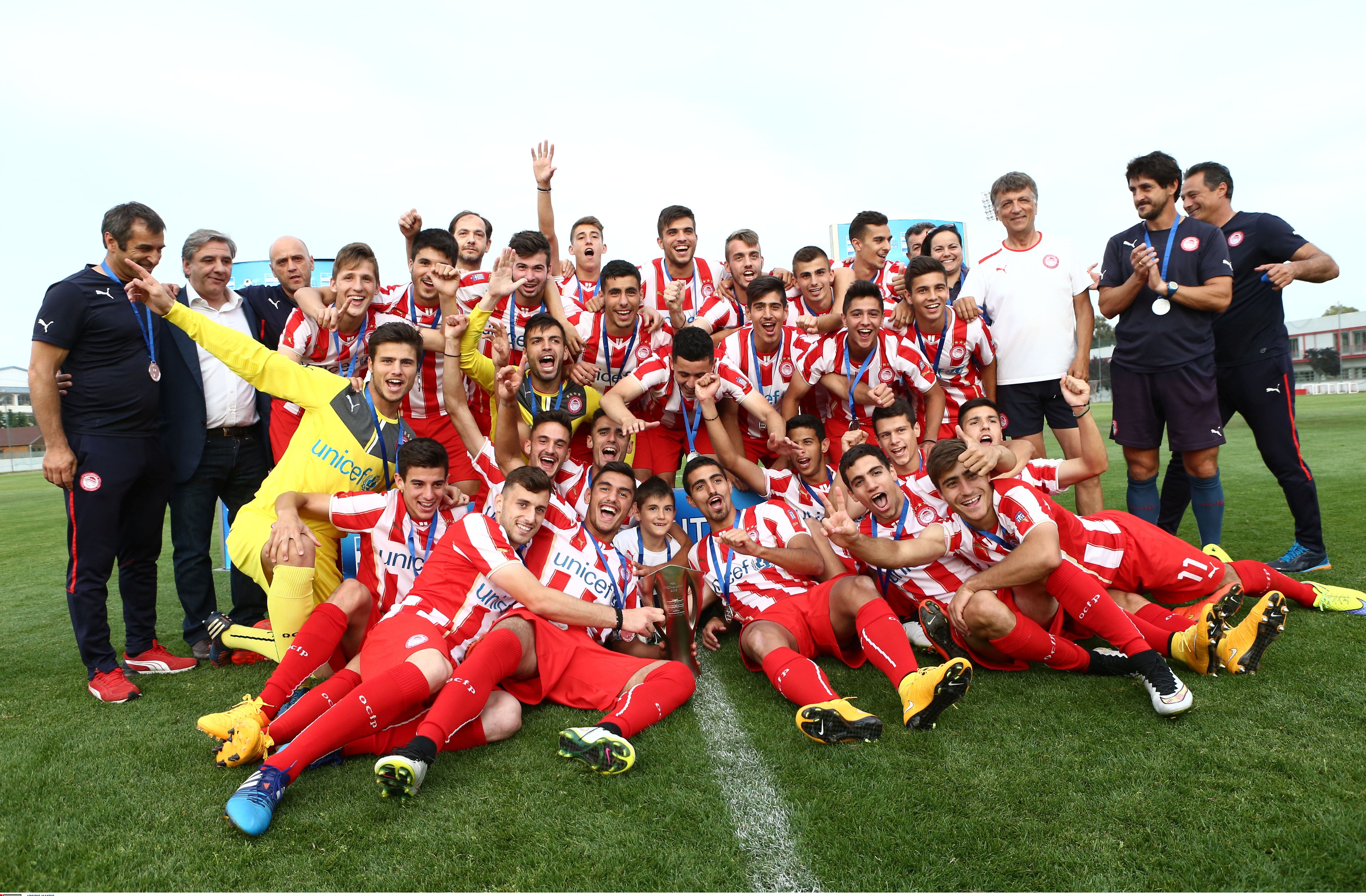 Η απονομή του Πρωταθλήματος στον Ολυμπιακό!