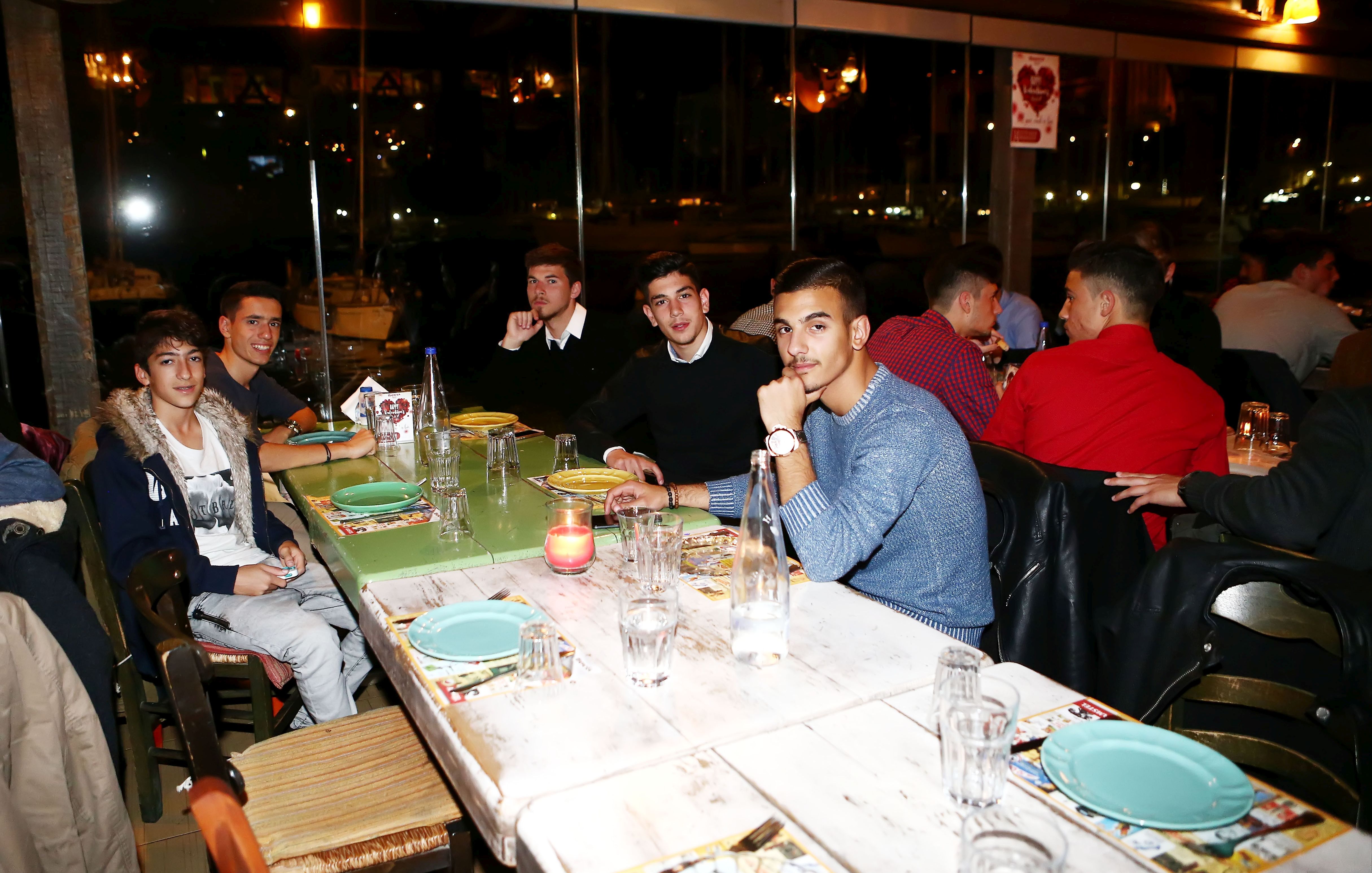 Δείπνο για τους Έφηβους της Ακαδημίας!