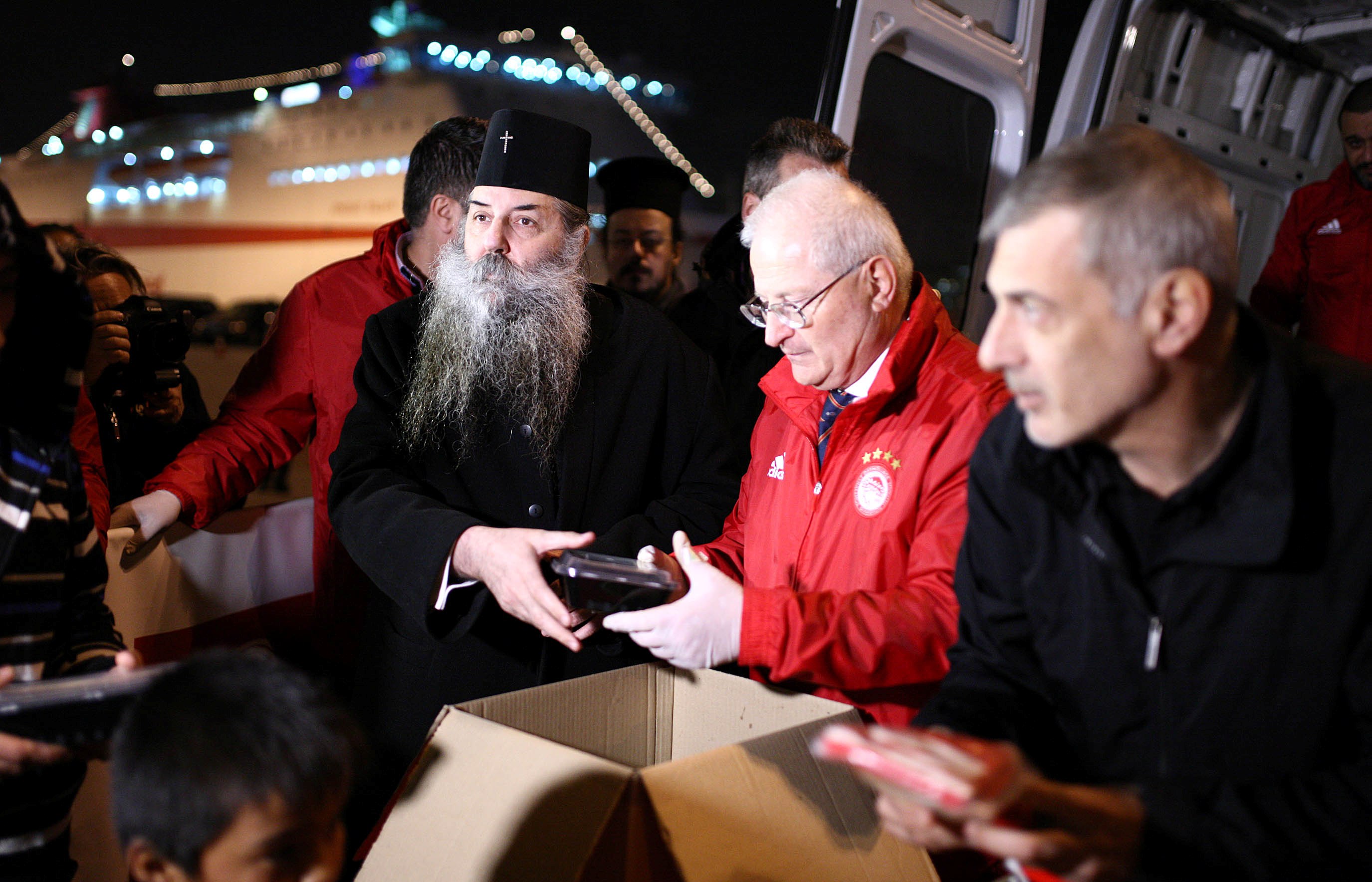 Μητρόπολη και Δήμος Πειραιά στο πλευρό του Θρύλου για τους πρόσφυγες!