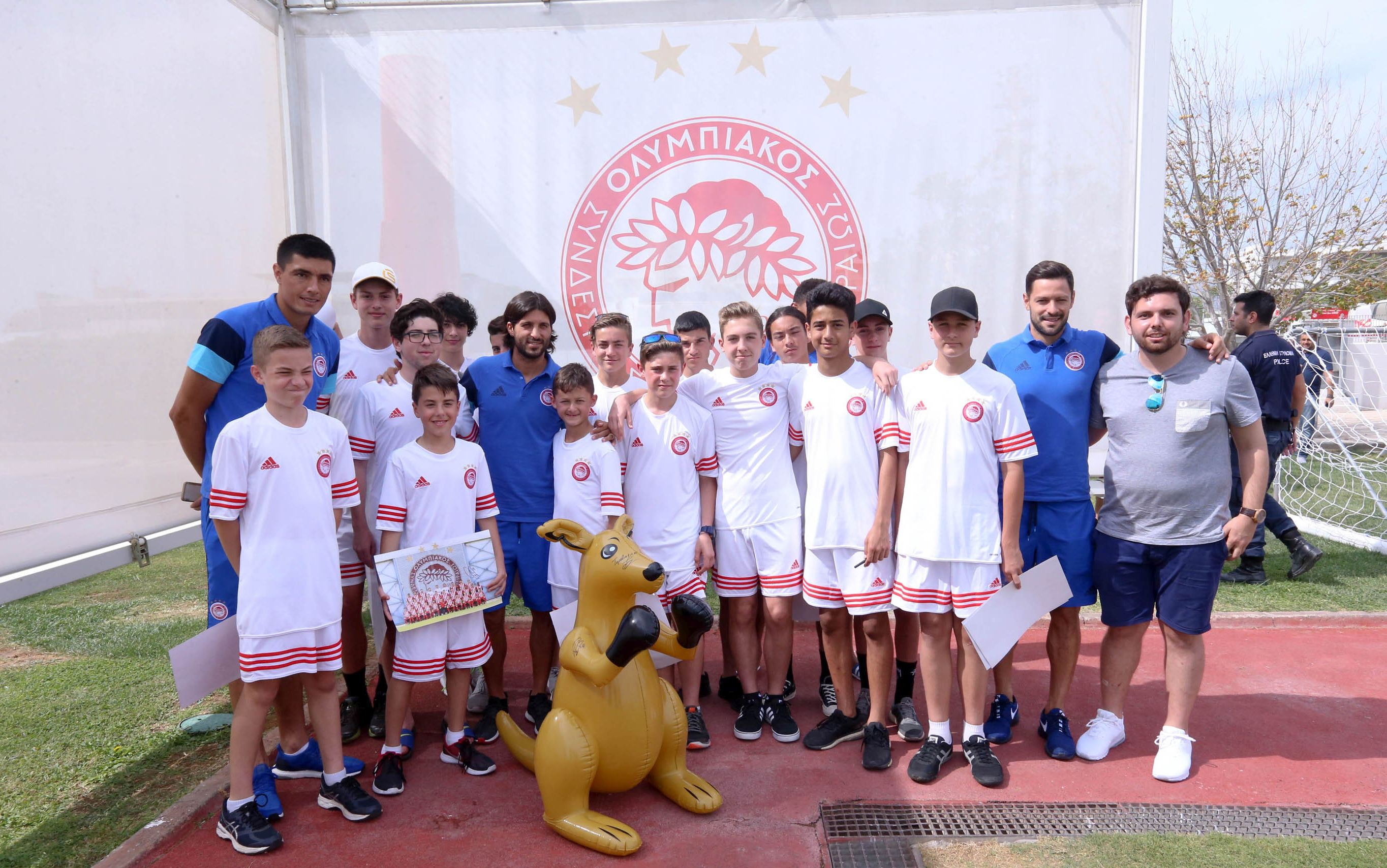 Δίπλα.. στα είδωλα τους τα παιδιά από την Αυστραλία!