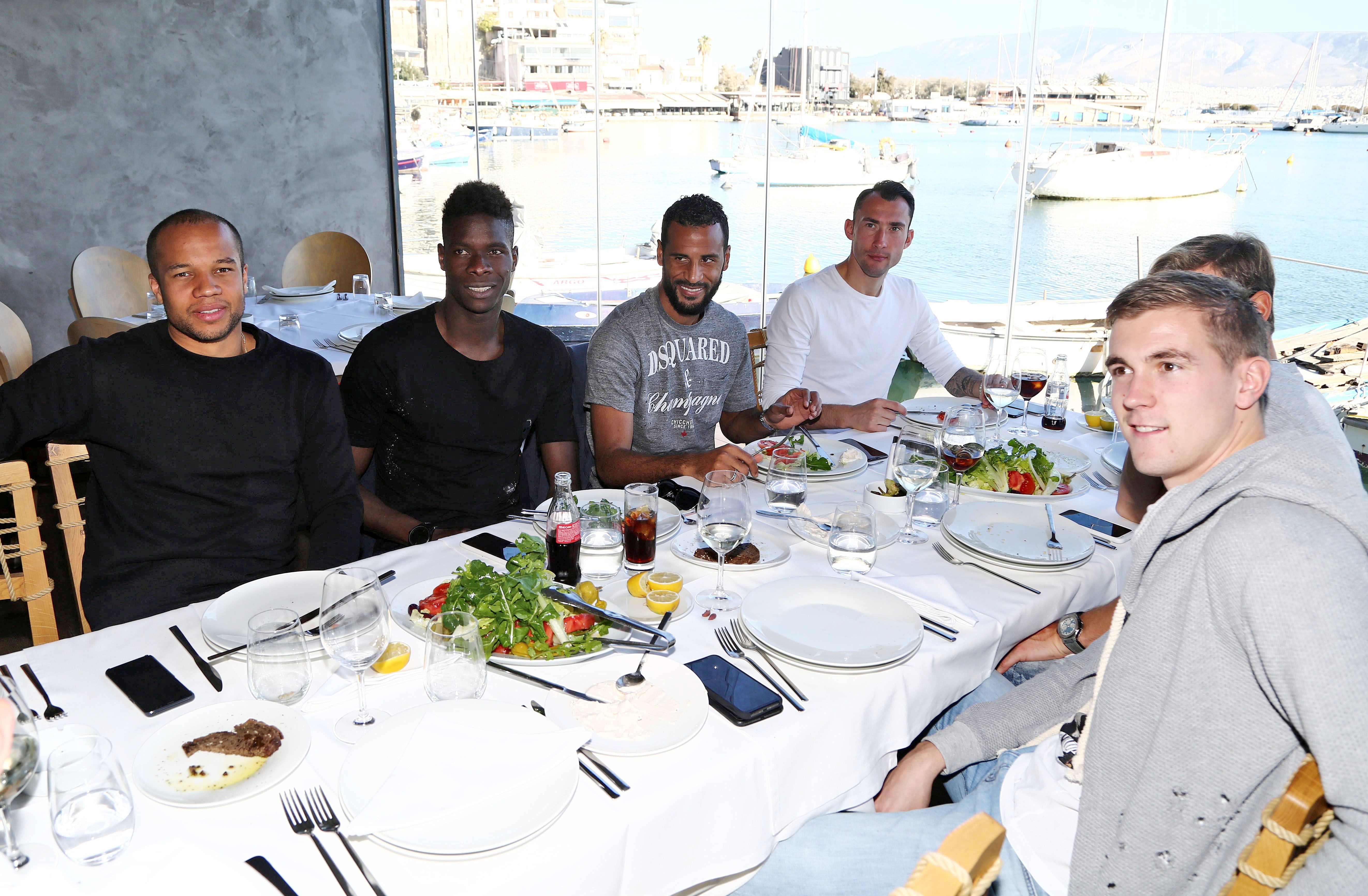 Ερυθρόλευκο γεύμα στον Πειραιά!