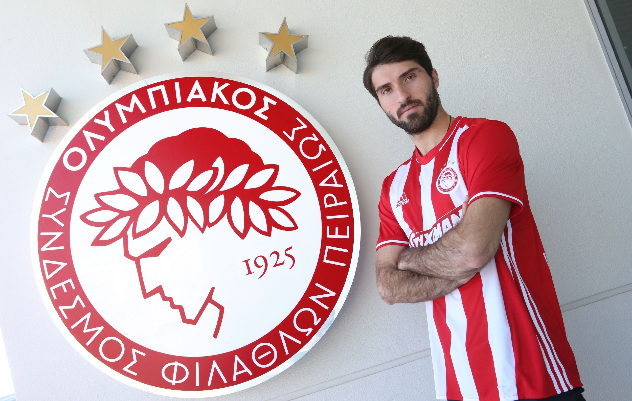 Olympiacos signs Karim Ansarifard