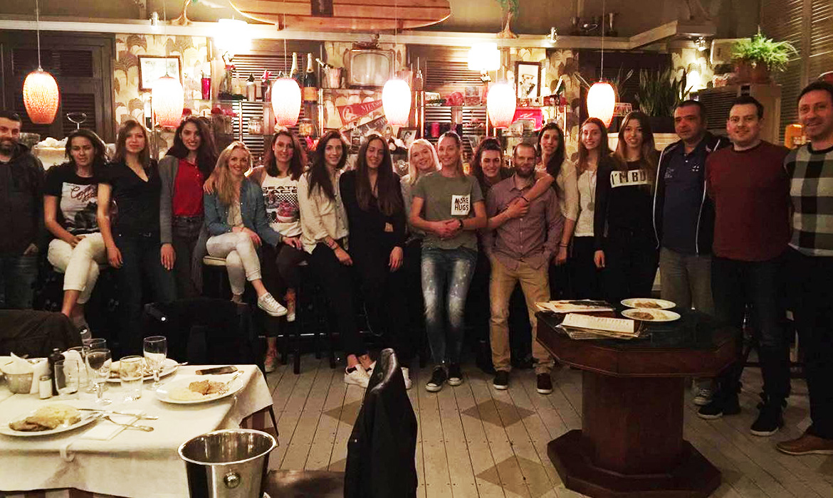 Οικογενειακό γεύμα στο Μικρολίμανο