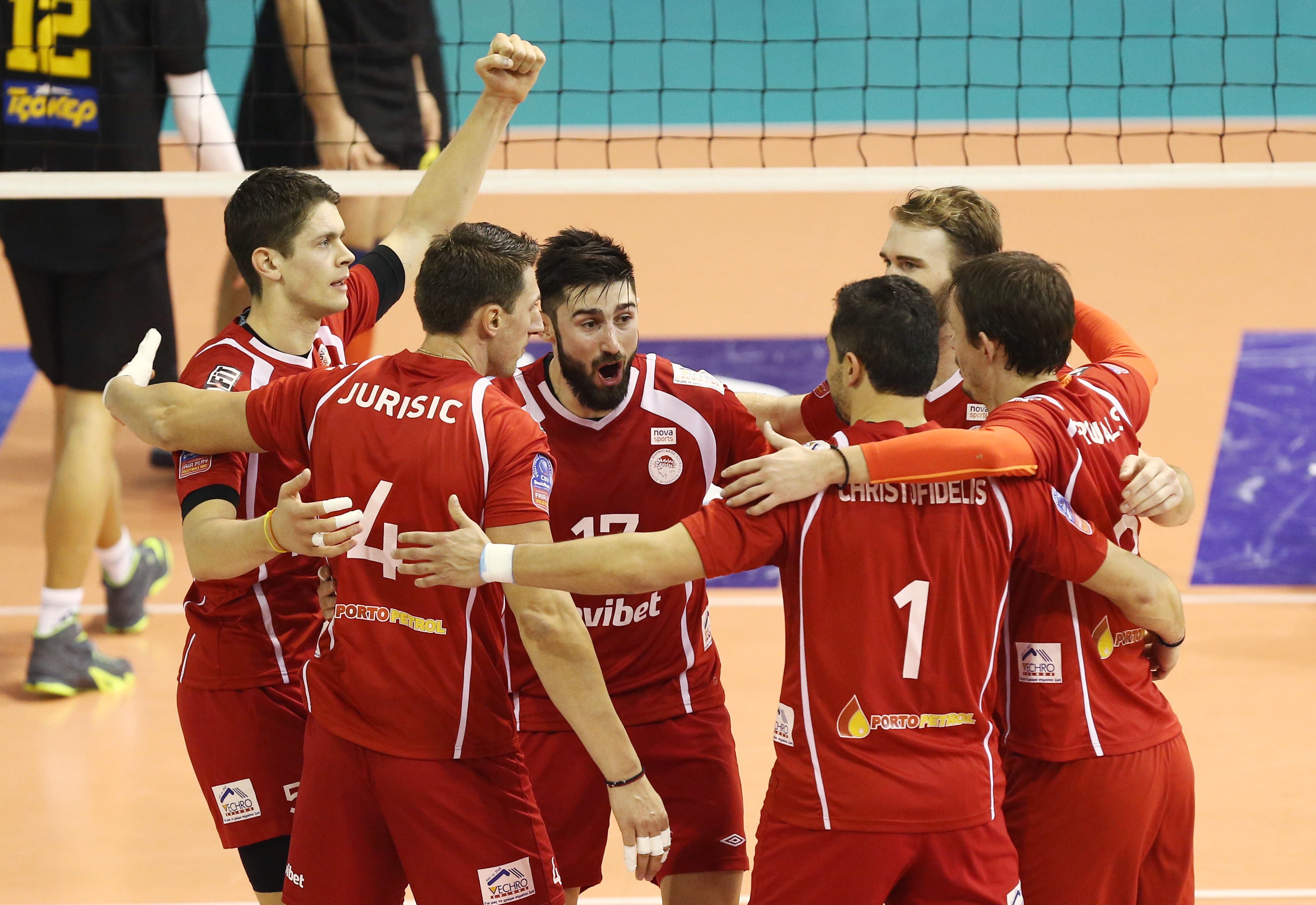 Ενα βήμα πριν την κατάκτηση του League Cup !