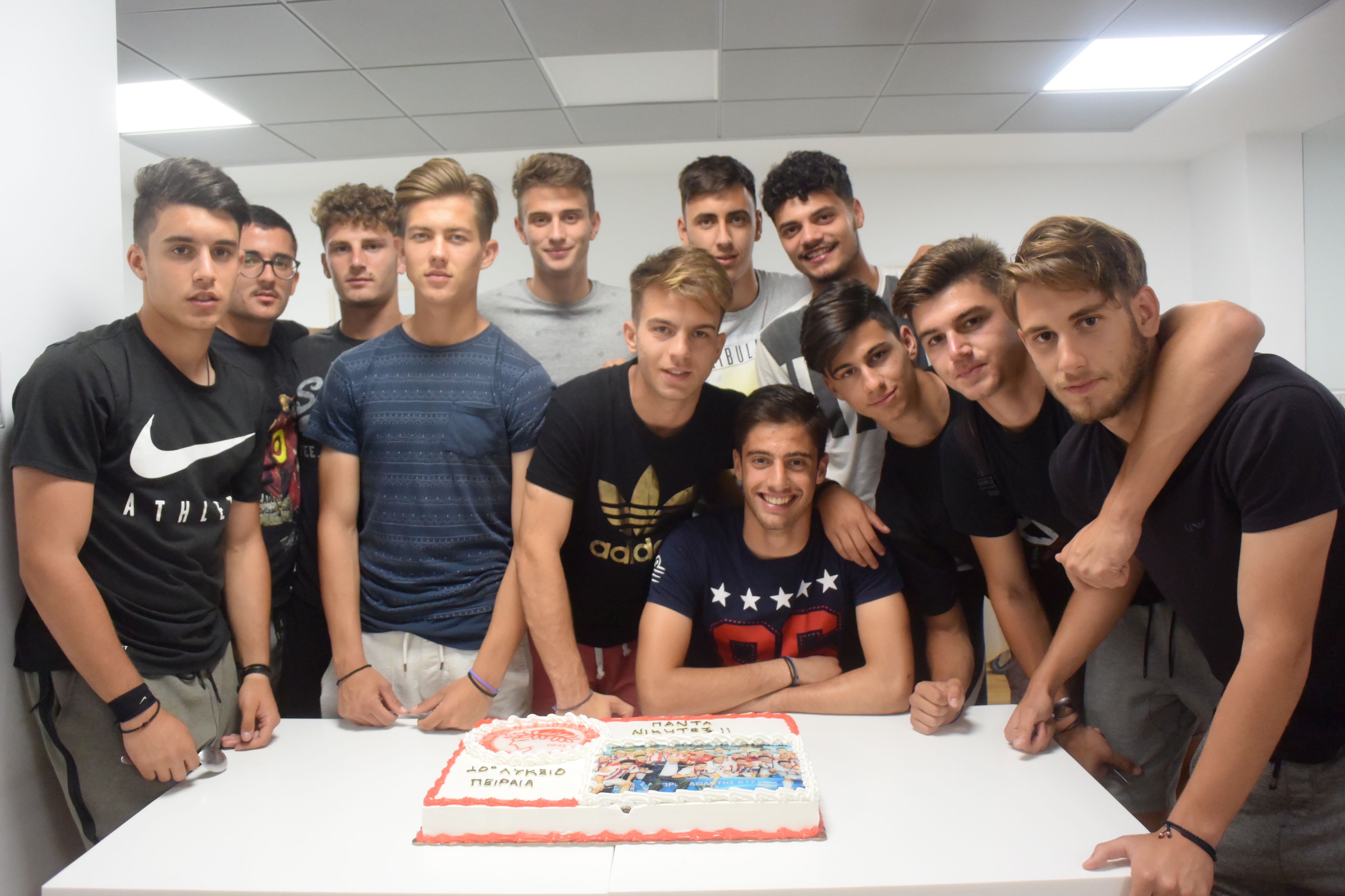 Η έκπληξη του 10ου Λυκείου Πειραιά στους Πρωταθλητές!