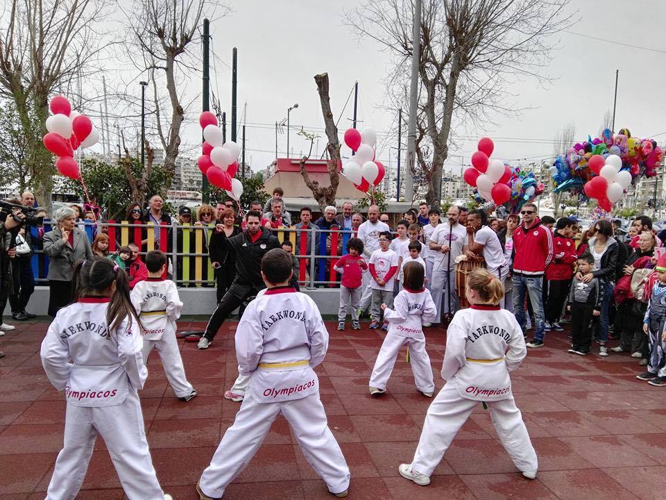 «Ερυθρόλευκο» χρώμα στα εγκαίνια παιδικής χαράς!