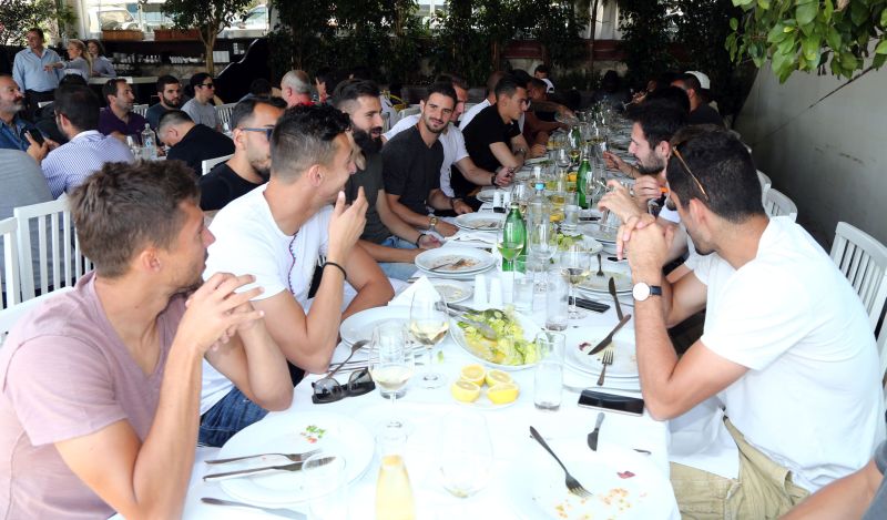 Οικογενειακό γεύμα στο Μικρολίμανο