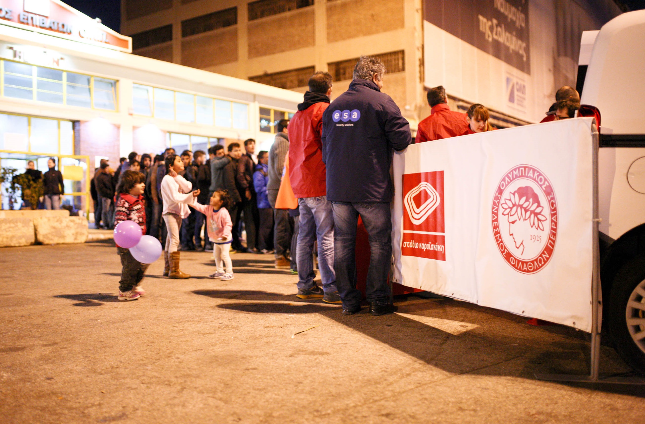 Ο Θρύλος «ζέστανε» ξανά τους πρόσφυγες