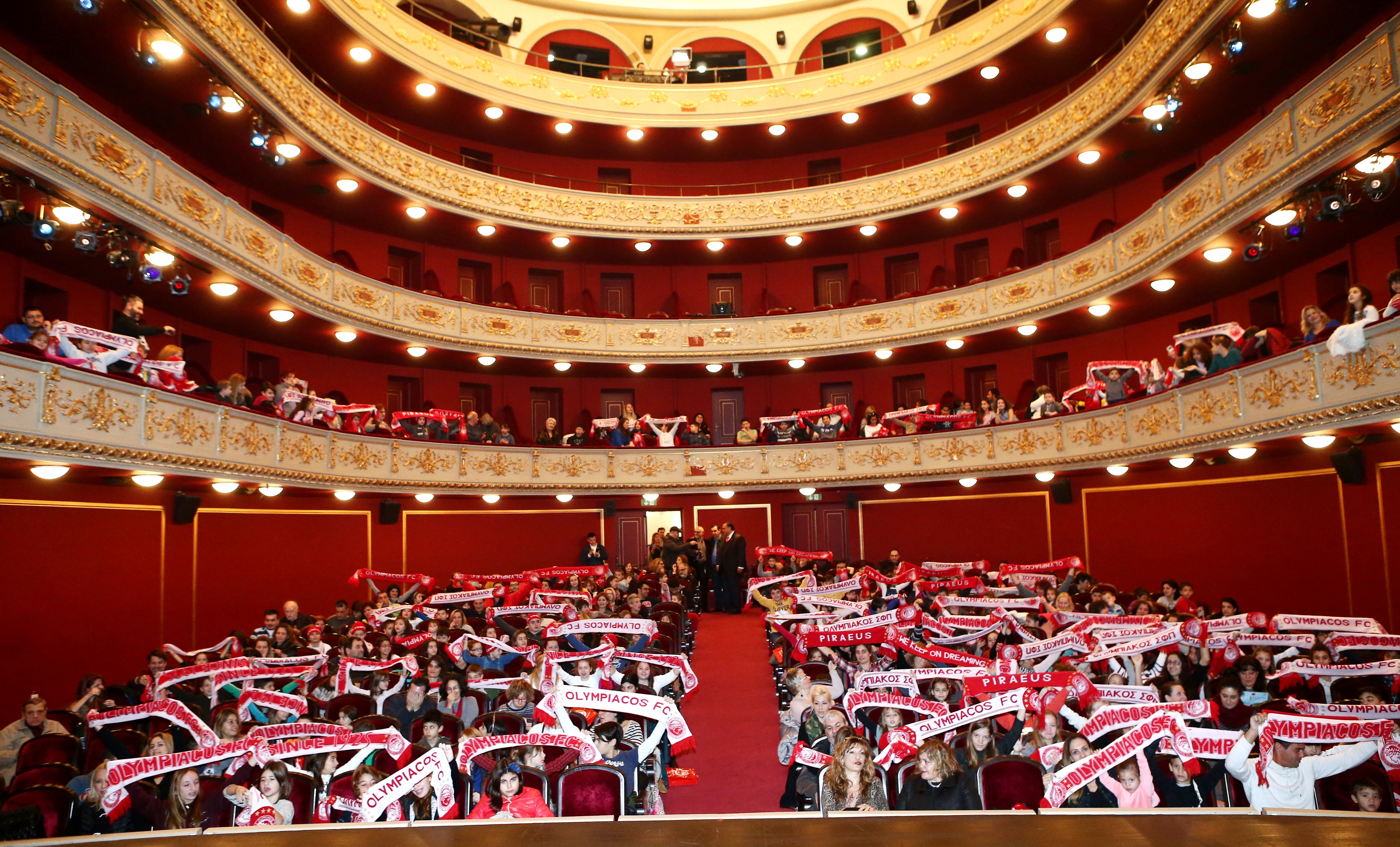 Ο Θρύλος γέμισε χαμόγελα και δώρα το Δημοτικό Θέατρο