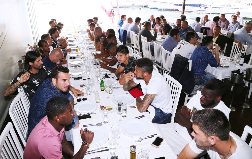 Οικογενειακό γεύμα, δίπλα στη θάλασσα!