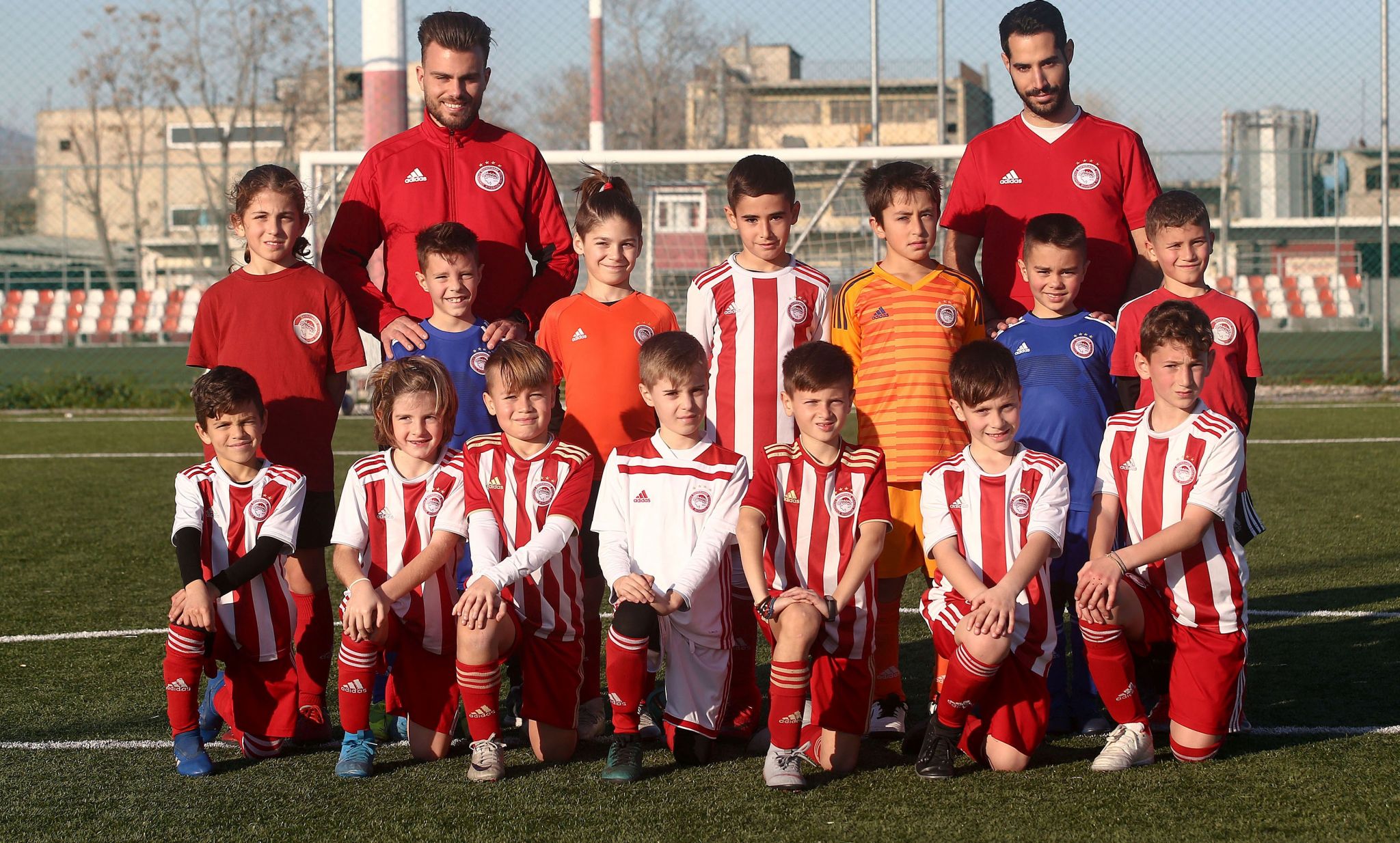 Η πρώτη ομάδα του Ολυμπιακού πλήρως επανδρωμένη από τις Σχολές του