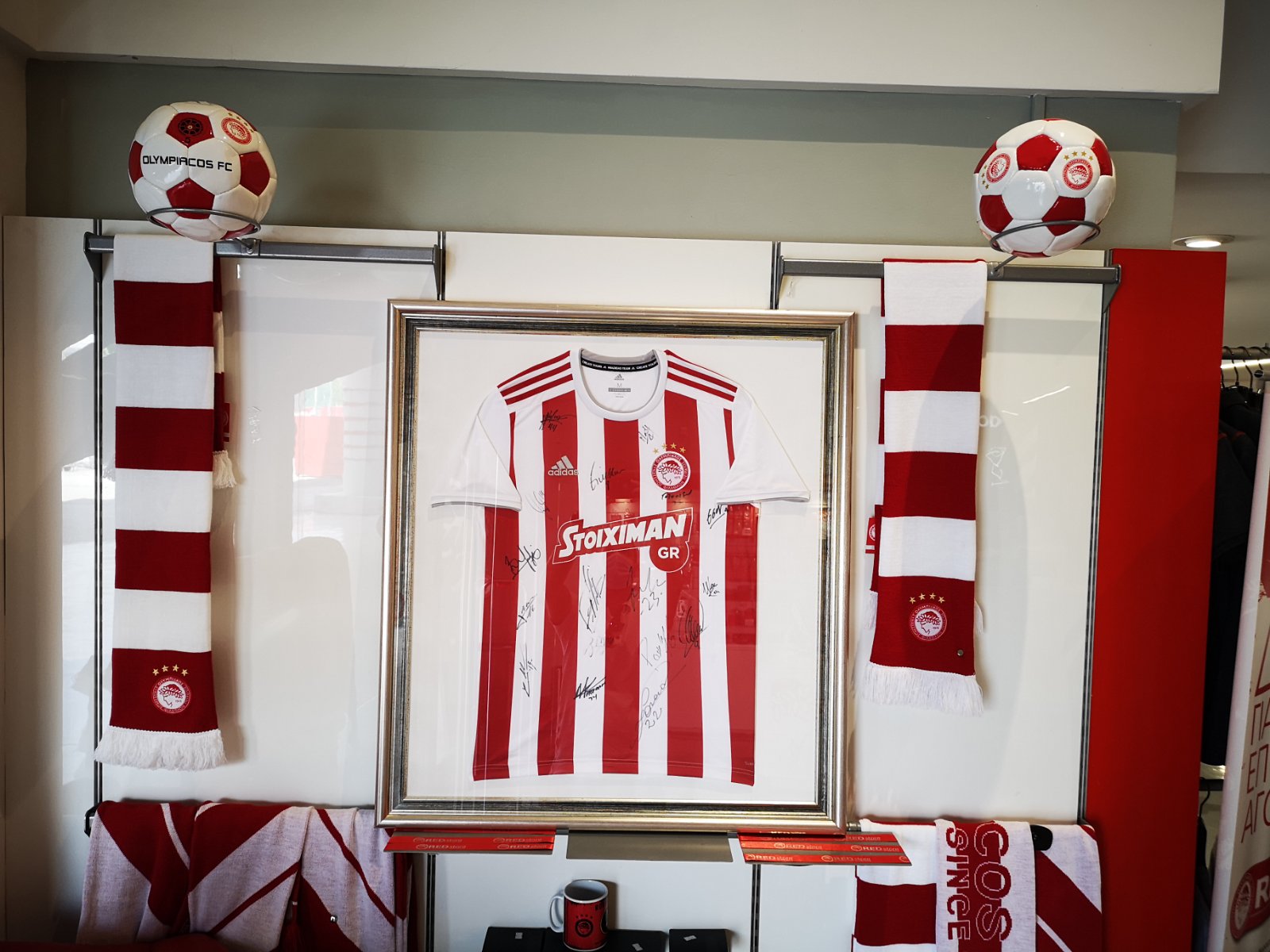 Καλό μήνα στους φίλους του Θρύλου, με δώρο από RED store!