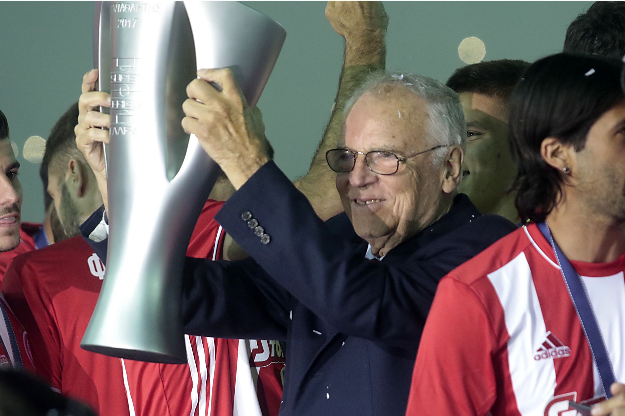 “Los gigantes del OLYMPIACÓS te esperan en las puertas del paraíso”