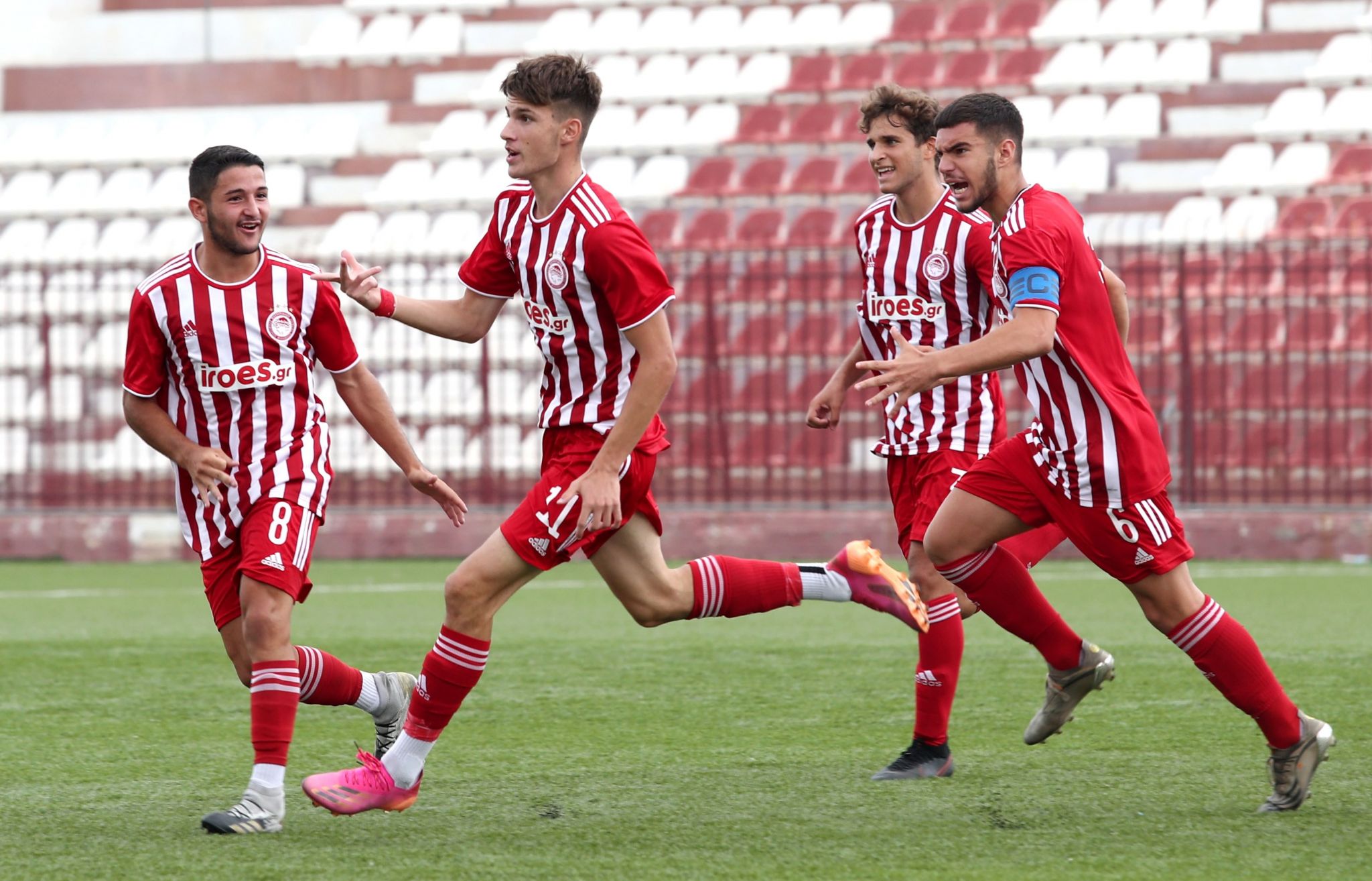 Με το «δεξί» και ανωτερότητα