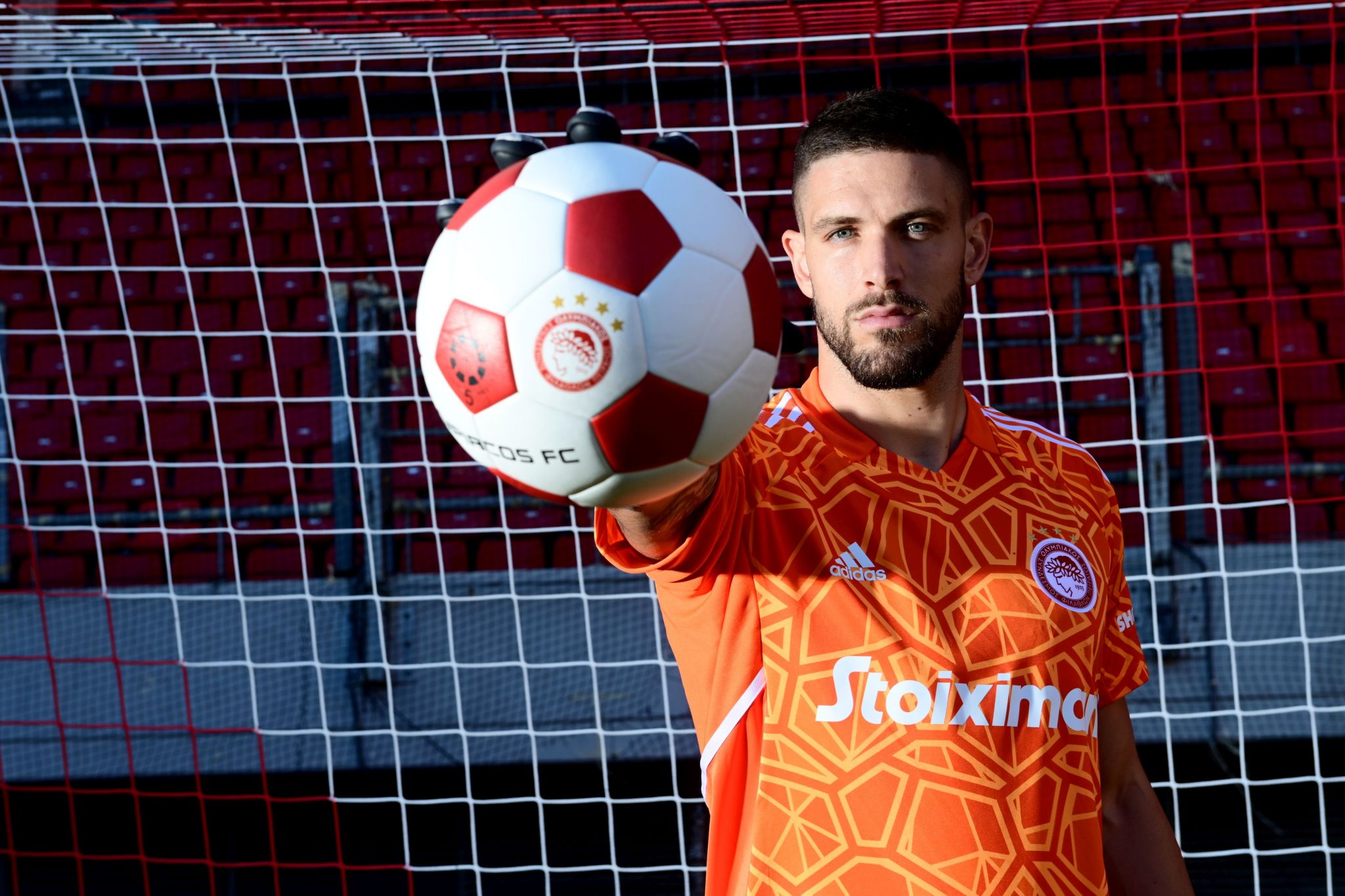 Olympiacos signs Alexandros Paschalakis.