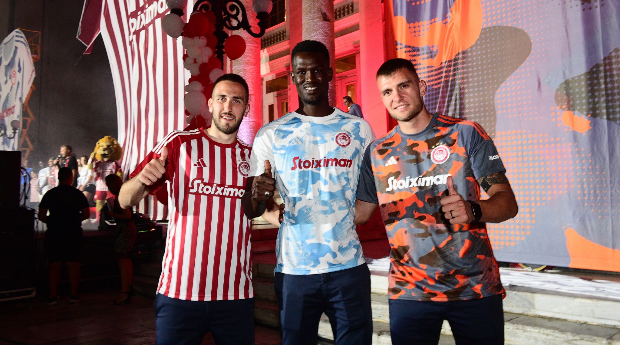 Η θρυλική παρουσίαση των νέων εμφανίσεων του Ολυμπιακού