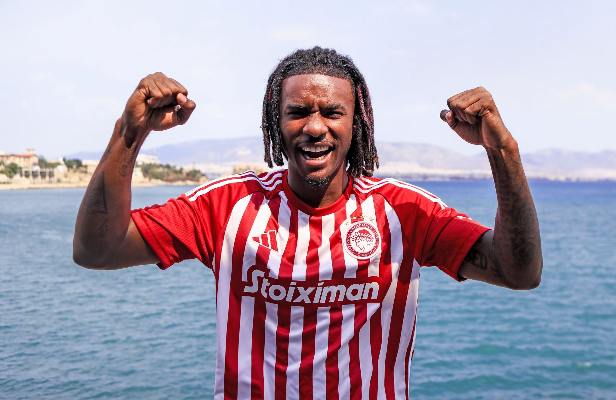 Omar Richards joins Olympiacos