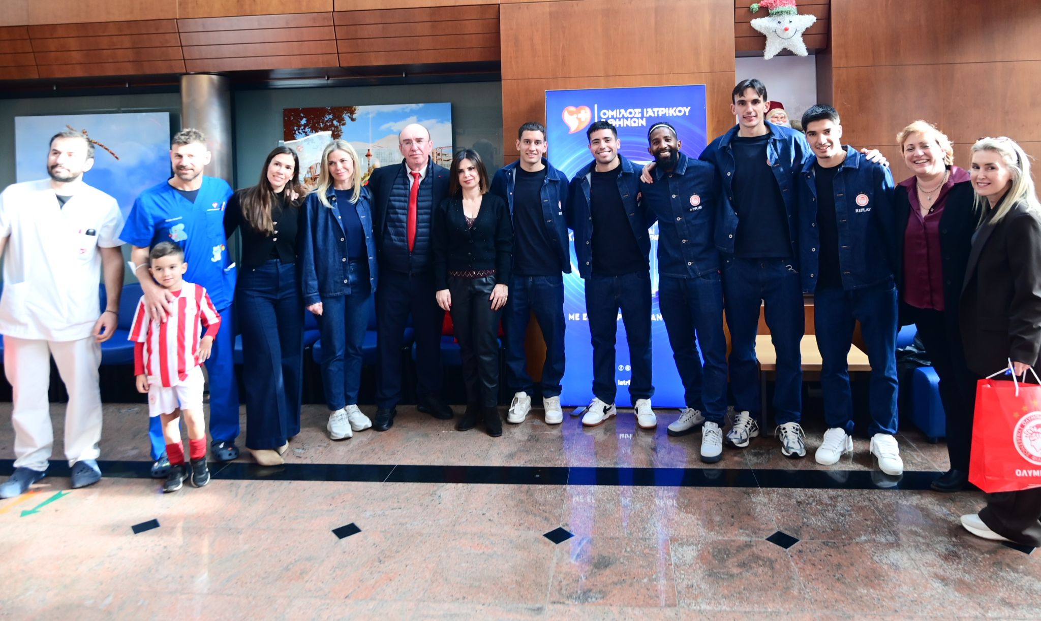 «Ερυθρόλευκα» χαμόγελα και δώρα στο Ιατρικό Κέντρο Αθηνών