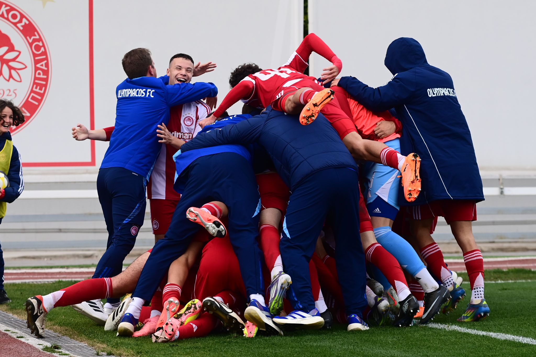 Θρυλική ανατροπή και είσοδος στα playoffs