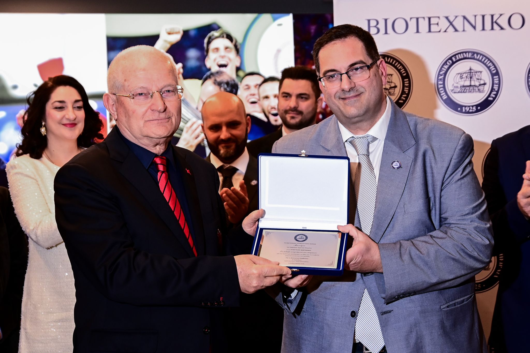 Βράβευση του Βαγγέλη Μαρινάκη από το Βιοτεχνικό Επιμελητήριο Πειραιά